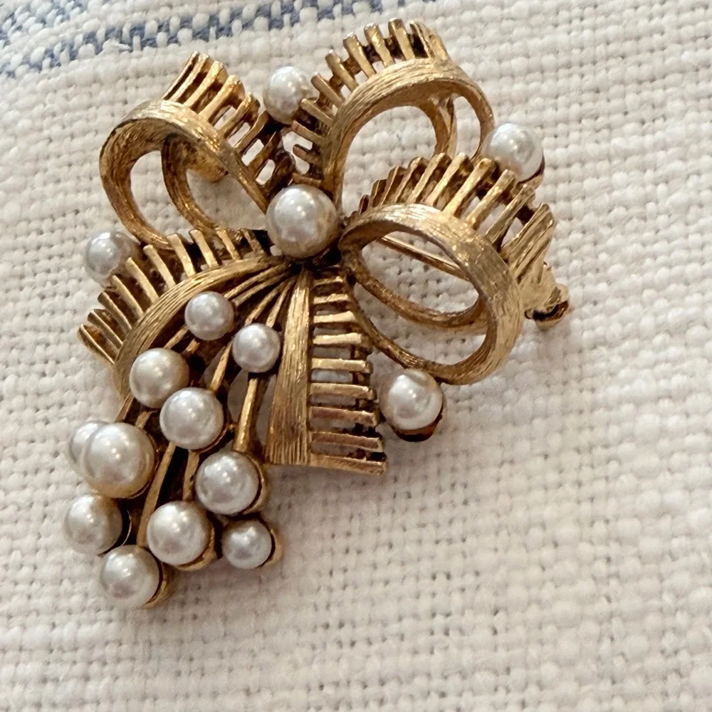 Vintage 60’s Lisner Bow Brooch. Gold Tone | Pearl Cluster | Stamped | EUC
